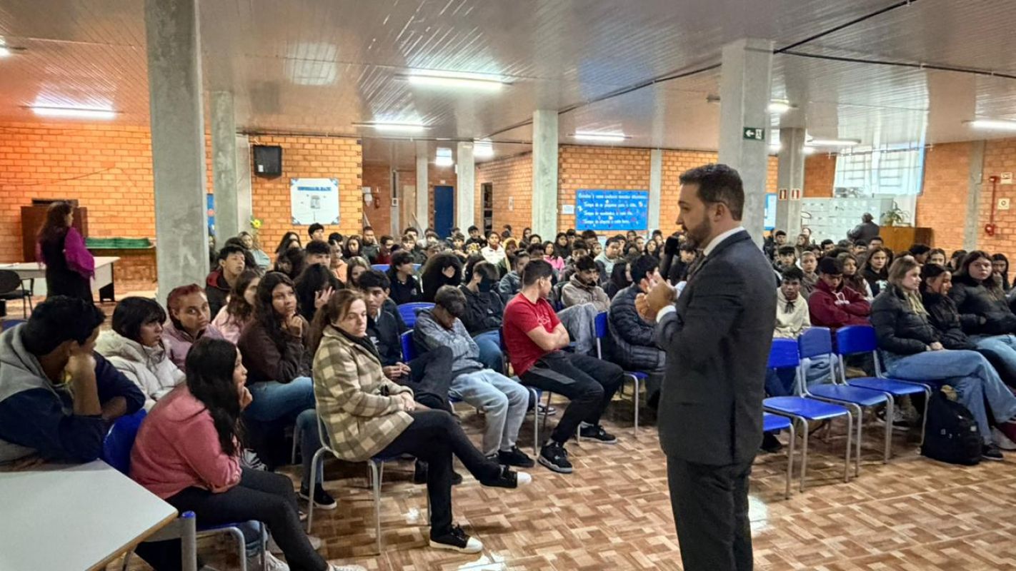 Eduardo Tobera ministra palestra para alunos do Colégio Ponciano e destaca importância da informação e da formação cidadã