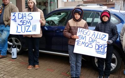 Moradores do bairro Tia Joana, em Palmas, protestam contra frequentes quedas de energia e cobram resposta da Copel